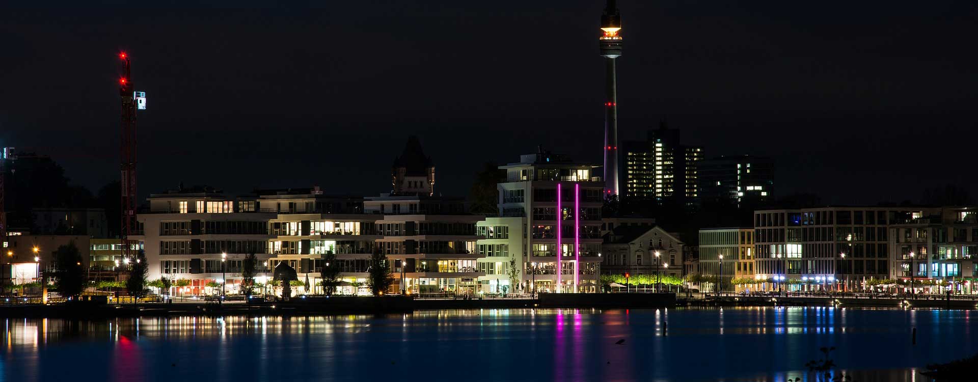 Die Promenade am Phönix See in Dortmund bei Nacht ist ein Augenschmaus.