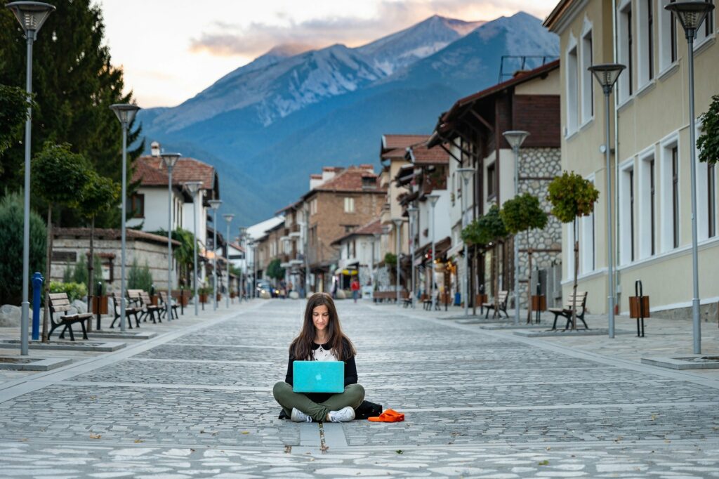 Arbeiten überall und jeder Zeit - Als Digitale Nomaden bereisen Sie mit ihrem Laptop die Welt.