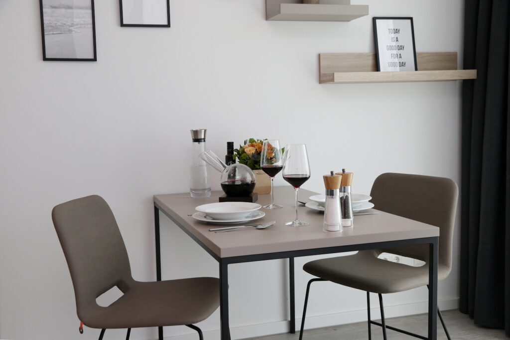 Ob alleine oder gemeinsam, in unseren Apartments ist genug Platz für ein Dinner.